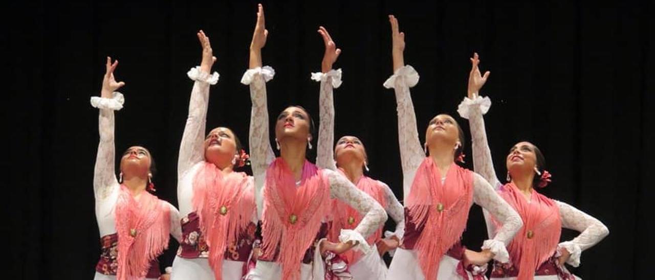 Una actuación de las alumnas del Conservatorio de Danza de Novelda.