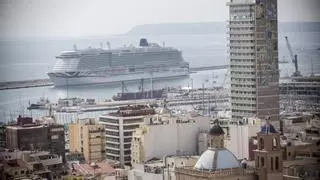 El temporal obliga a suspender la escala en Alicante de uno de los mayores cruceros del mundo