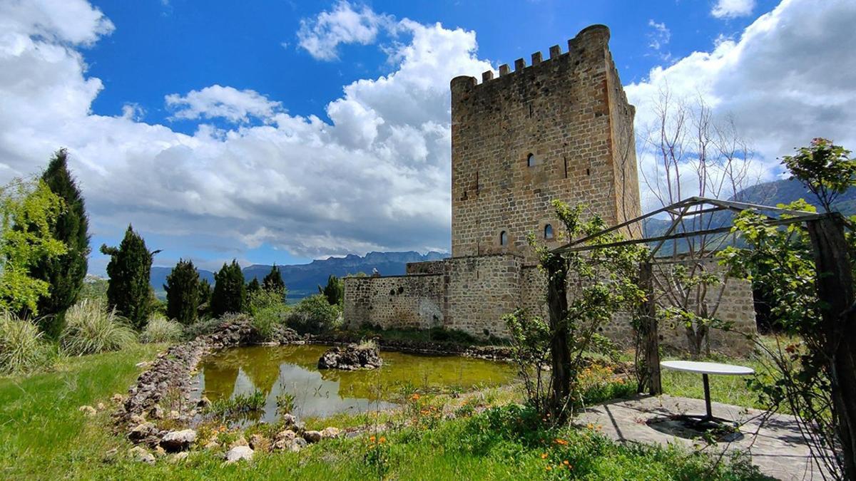 Vista del exterior del castillo de Lezana, en Burgos, que acaba de ser adquirido por una matrimonio estadaounidense.