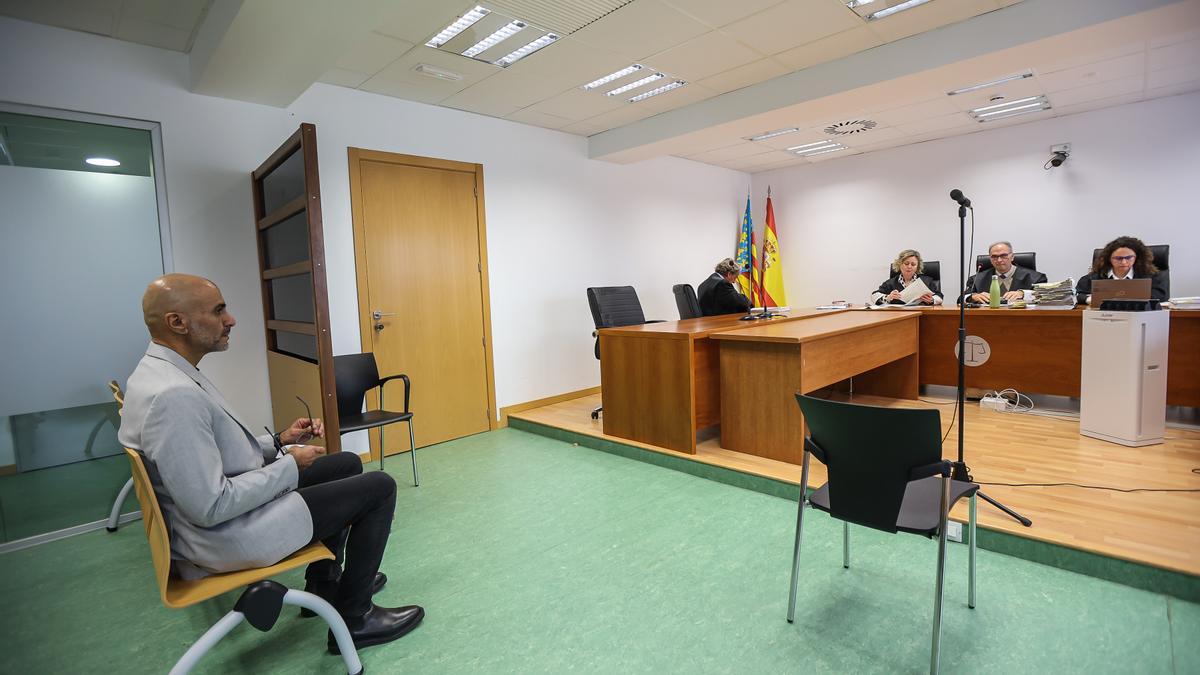 El acusado en primer  plano y, de izquierda a derecha, el exfiscal y abogado Ignacio Gordillo y el tribunal.