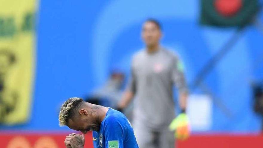 Neymar llora de emoción tras su gol, el segundo de Brasil ante Costa Rica. // Gabriel Bouys