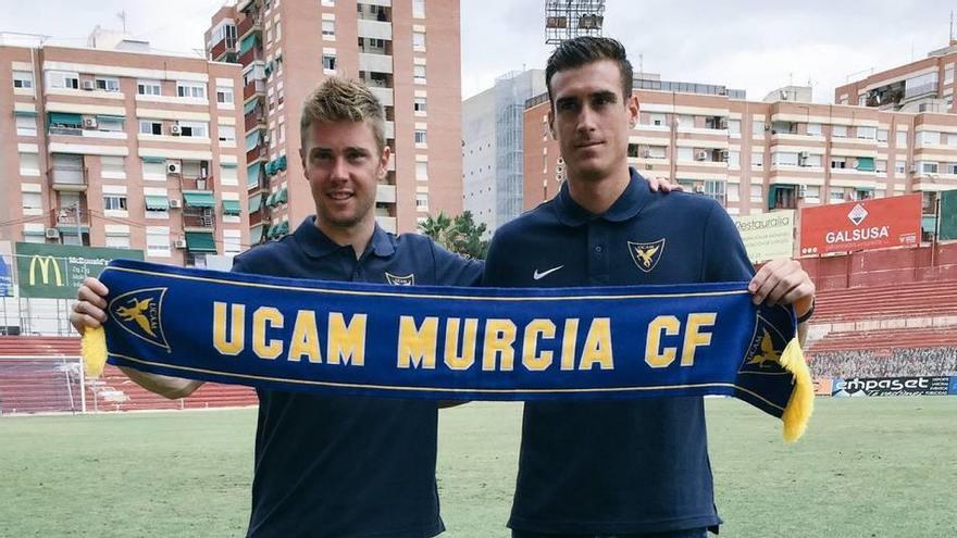 El exgrana Fernando, a la derecha, junto a Vicente, en la presentación de ambos como jugadores del UCAM.