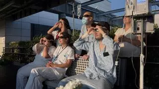 Xabier, el paciente de leucemia de 24 años que vivió el eclipse desde la azotea del CHUO: "Foi un subidón"