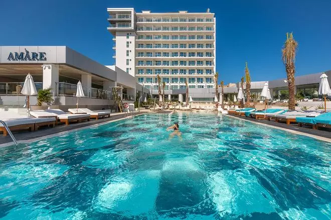 La mar de adrenalina: los mejores hoteles para practicar deportes acuáticos