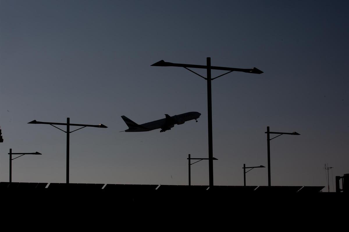 Un avión sobrevuela el aeropuerto de Barcelona 