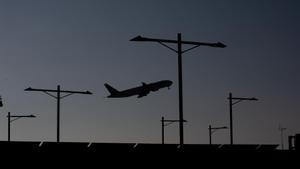 Un avión sobrevuela el aeropuerto de Barcelona 