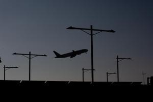 Un avión sobrevuela el aeropuerto de Barcelona 