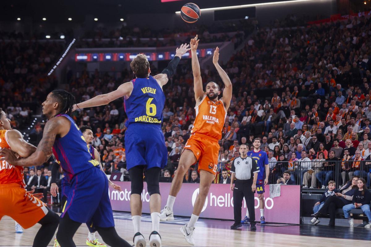 Darius Thompson, en un lanzamiento a canasta ante el FC Barcelona.