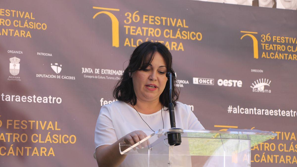 Mónica Grados, alcaldesa de Alcántara, en la presentación del festival.