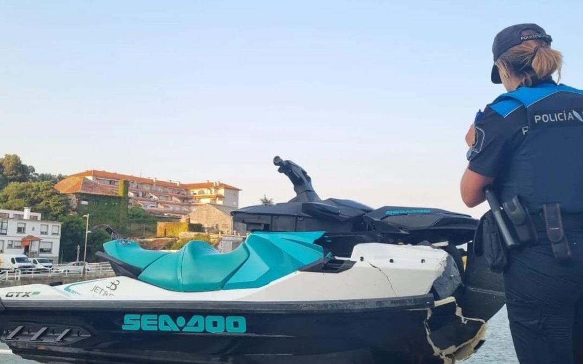 Estado en el que quedó la moto de agua tras chocar contra el muelle de Samieira.