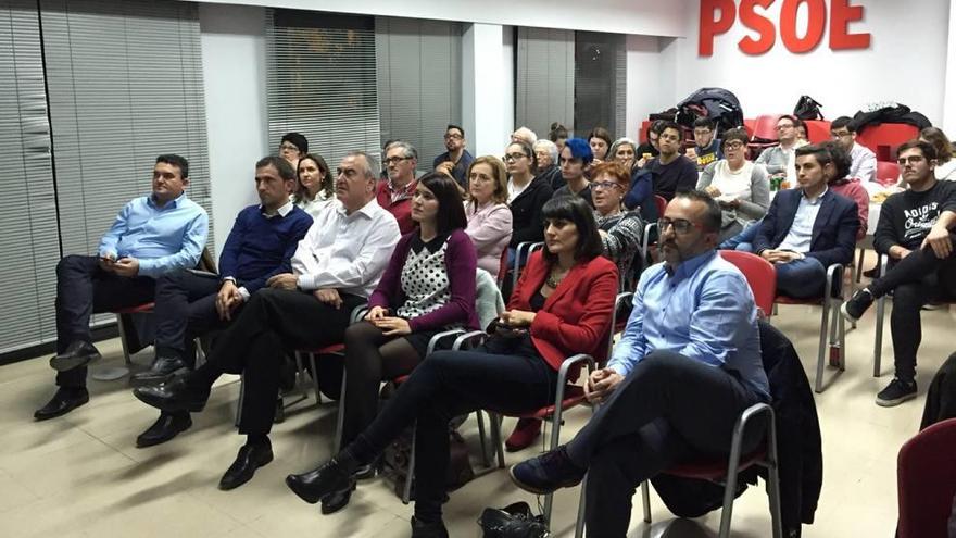 Los socialistas murcianos quedan para ver el debate entre Sánchez y Rajoy