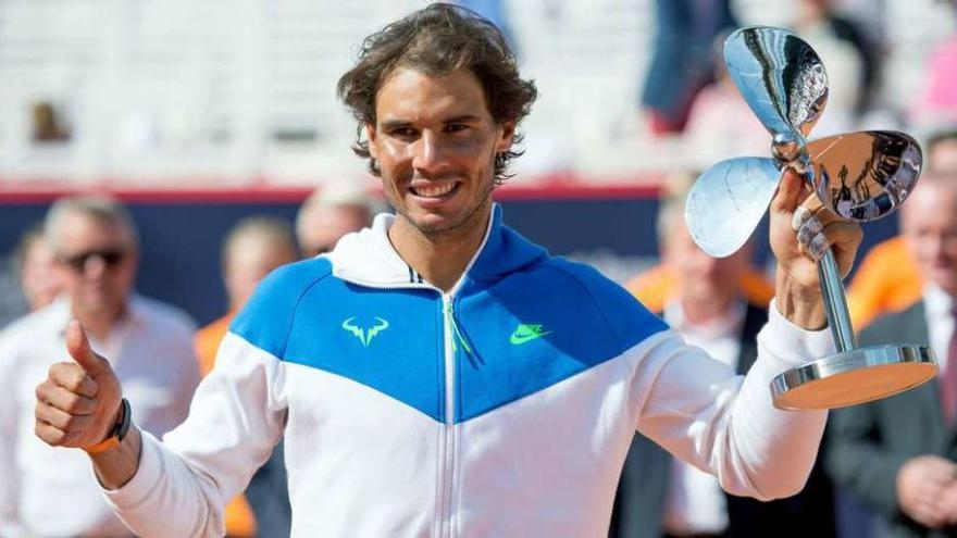 Rafa Nadal sostiene el trofeo que le acredita como campeón del torneo de Hamburgo.