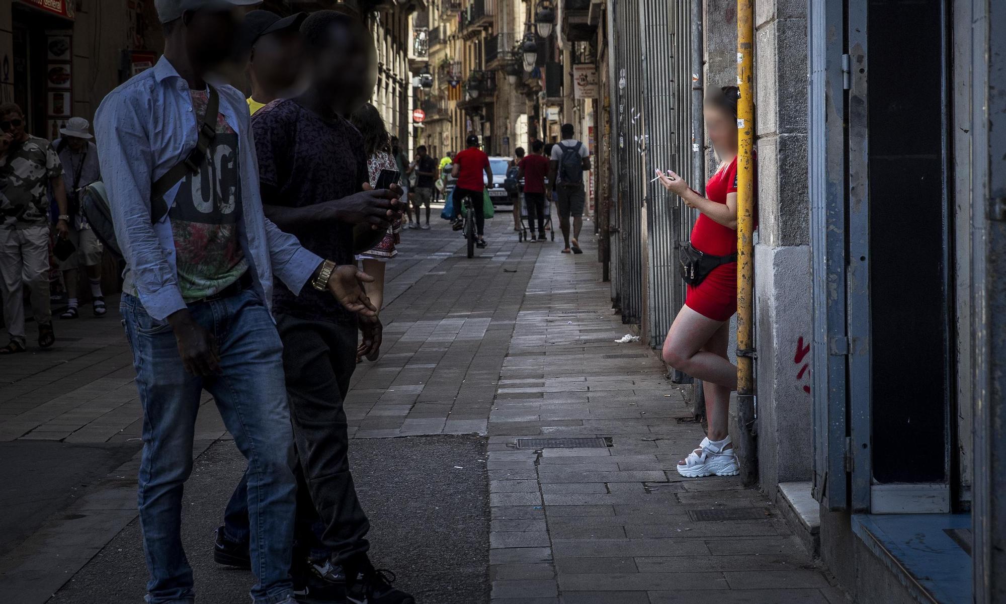 Prostitución en la calle Robadors del Raval