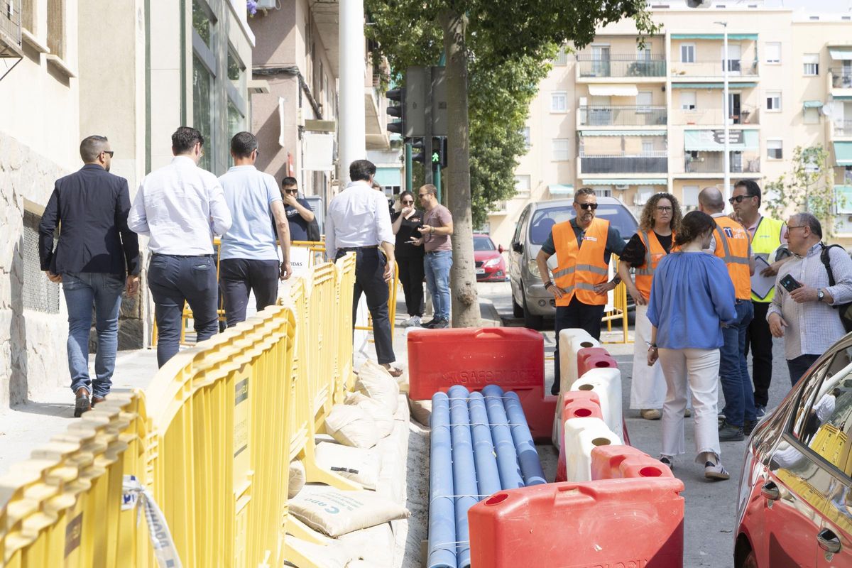 Visita del alcalde de Elche al inicio de las obras en Clara Campoamor el pasado mes de junio