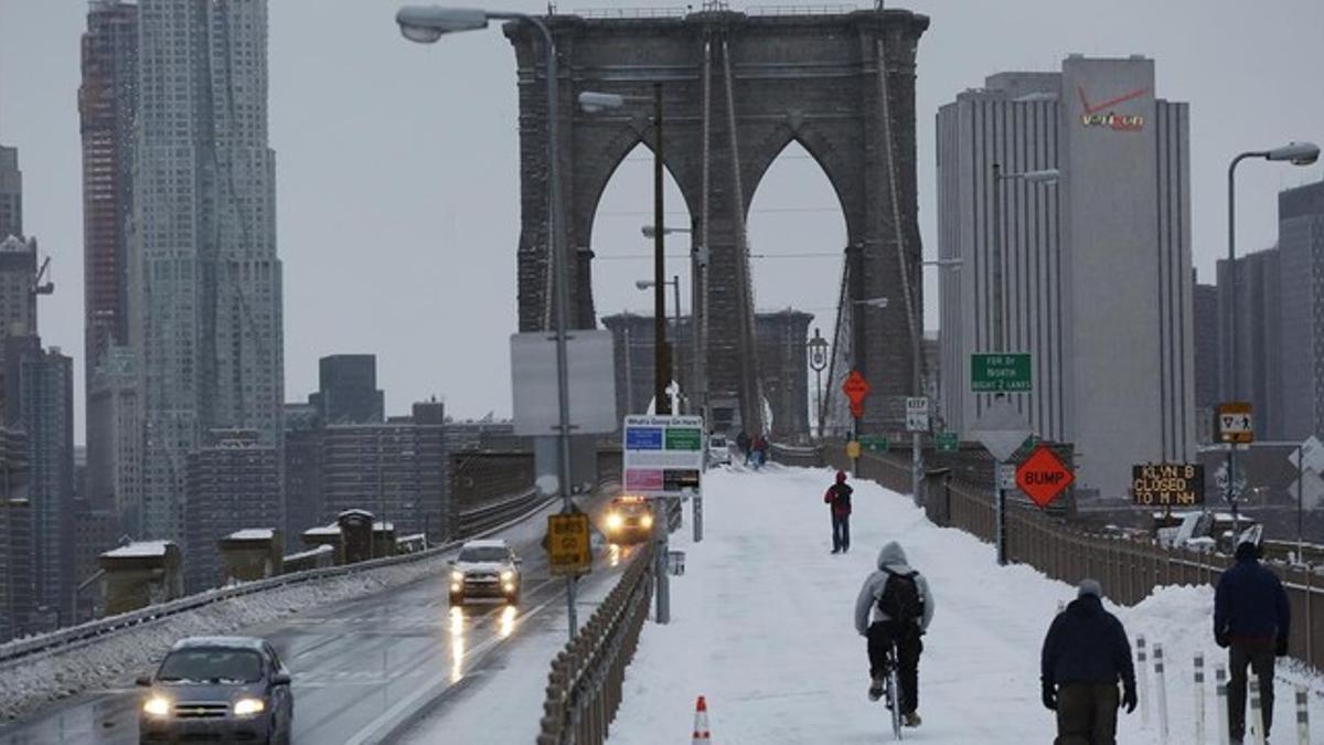 Peatones y vehículos cruzan el puente de Brooklyn, el 27 de enero.