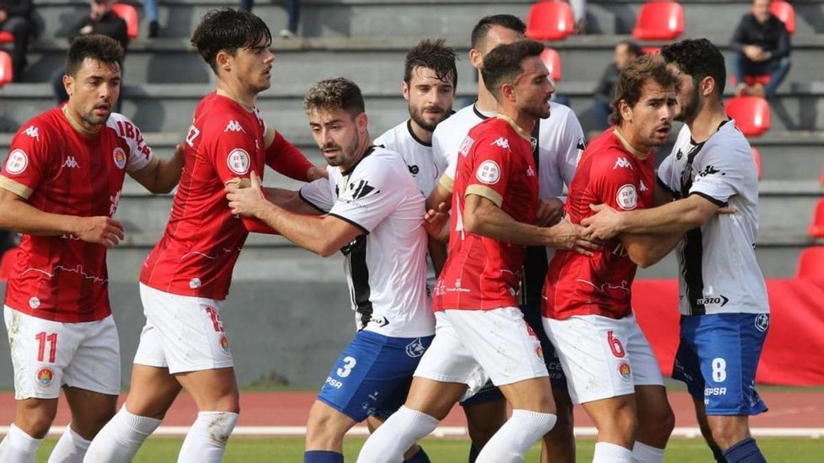 El Alzira, en defensa, en un lance del partido disputado el domingo.