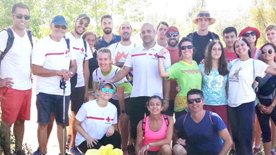 Voluntarios de limpieza del Algar con los residuos hallados