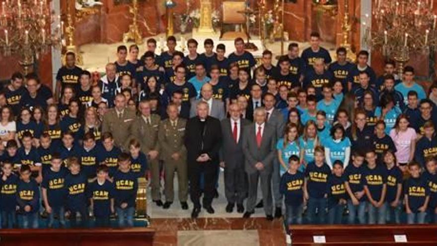 Los equipos cartageneros de la UCAM realizan una ofrenda floral a la Caridad