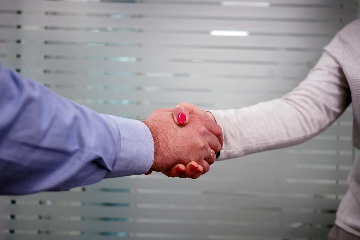 La salutació postcovid en el món laboral: torna l’encaixada però no els dos petons a les dones La salutació postcovid en el món laboral: torna l’encaixada però no els dos petons a les dones