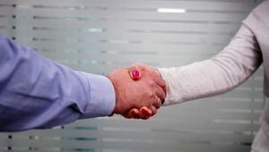 La salutació postcovid en el món laboral: torna l’encaixada però no els dos petons a les dones