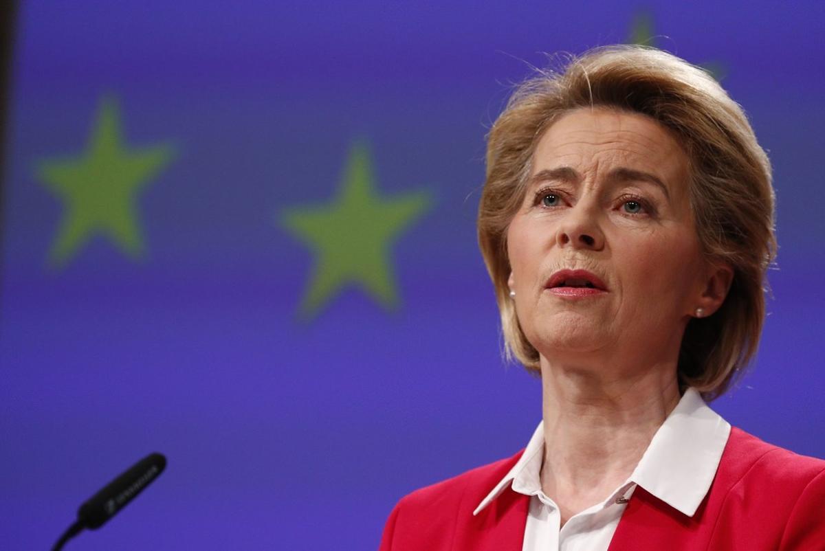 Brussels (Belgium), 02/04/2020.- European Commission President Ursula von der Leyen holds a news conference detailing EU efforts to limit economic impact of the coronavirus disease (COVID-19) outbreak, in Brussels, Belgium, 02 April 2020. (Bélgica, Bruselas) EFE/EPA/FRANCOIS LENOIR / POOL