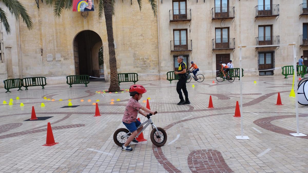 Un niño por el circuito esta mañana en la Plaça de Baix