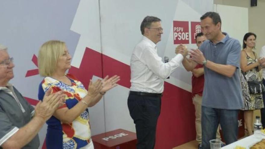 Ximo Puig recibe el apoyo del alcalde y secretario general ilicitano Carlos González, en un almuerzo con la militancia celebrado ayer en la sede del PSOE.