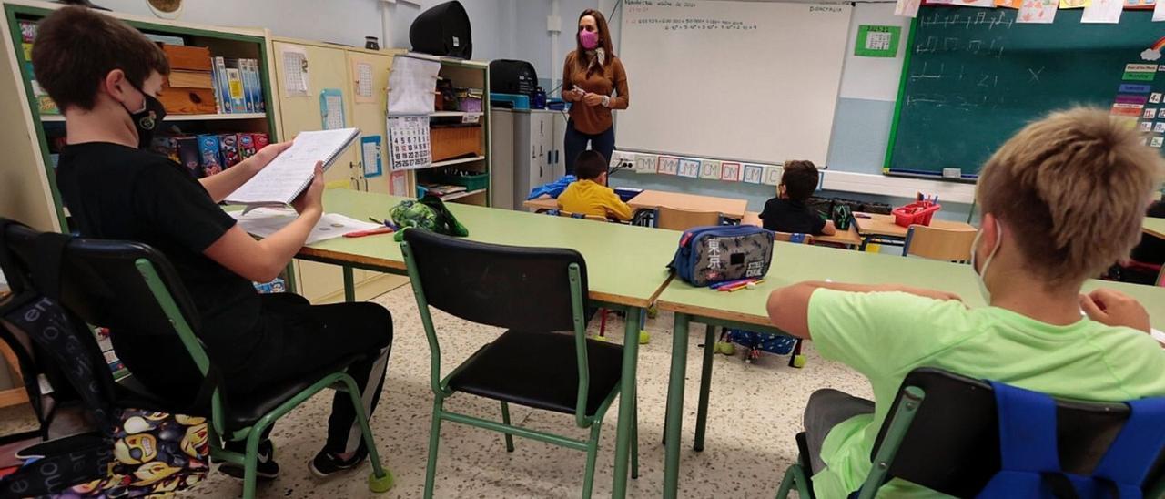 La profesora y directora María Mamely