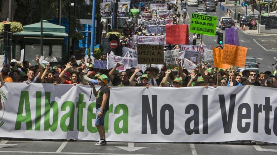 Protesta de vecinos de Albatera contra el vertedero de Cespa-Ortiz en 2013. El Consorcio rescindió el contrato en 2015 y el TSJCV se lo ha restituido a la empresa ahora.