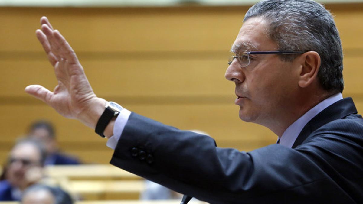 El ministro de Justicia, Alberto Ruiz-Gallardón, el martes, en el pleno del Senado.