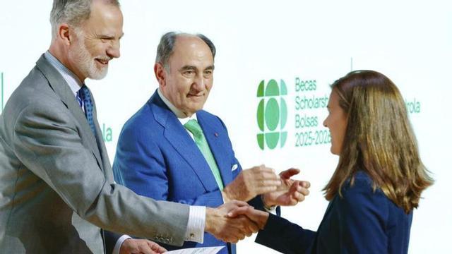 El Rei i Ignacio Galán, ahir en l’entrega de les beques 2025-2026 . | EL PERIÓDICO