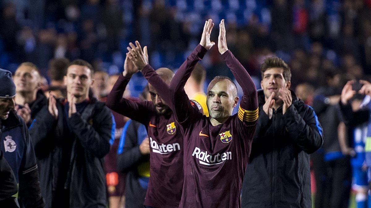 Iniesta celebra el título junto a sus compañeros.