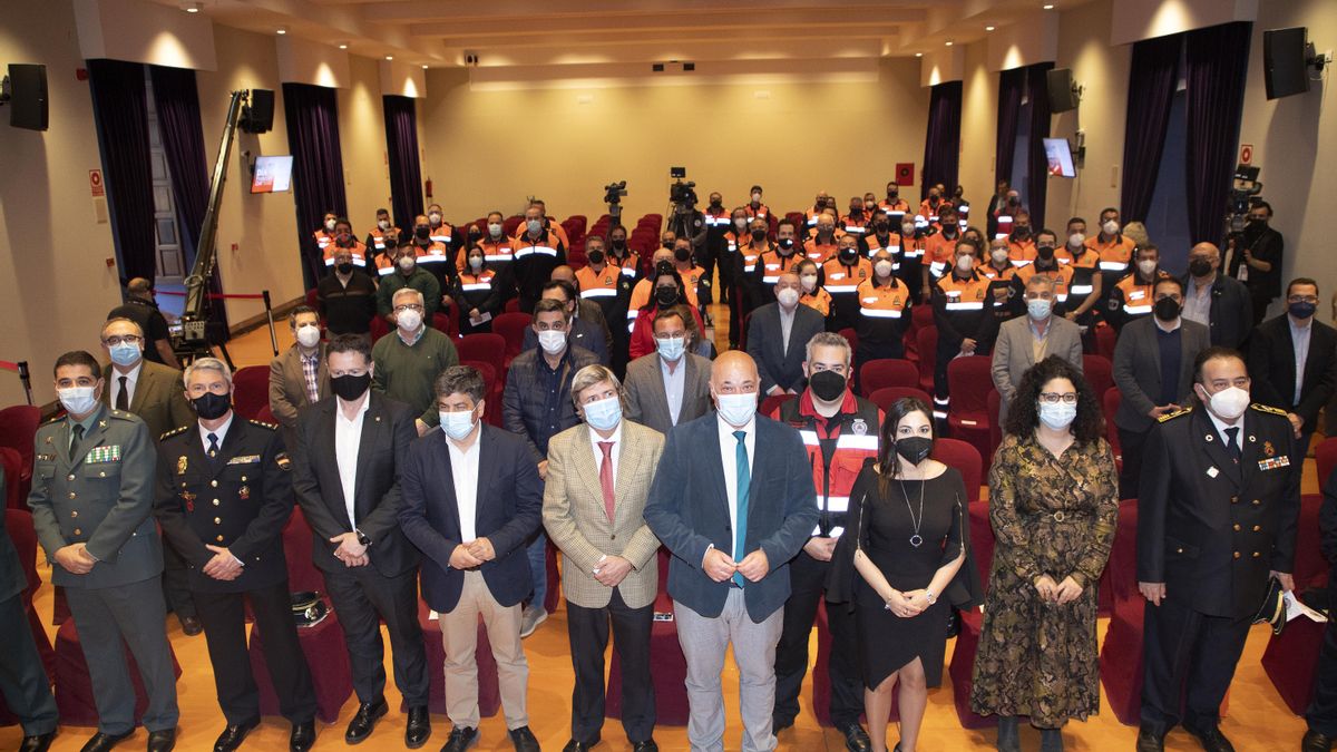 Las autoridades, con los voluntarios de Protección Civil.