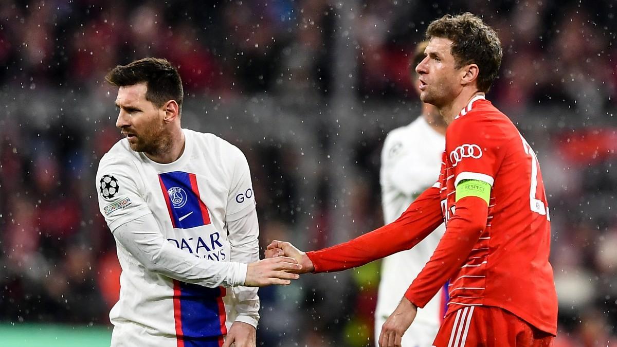 Muller le da la mano a Messi tras el partido