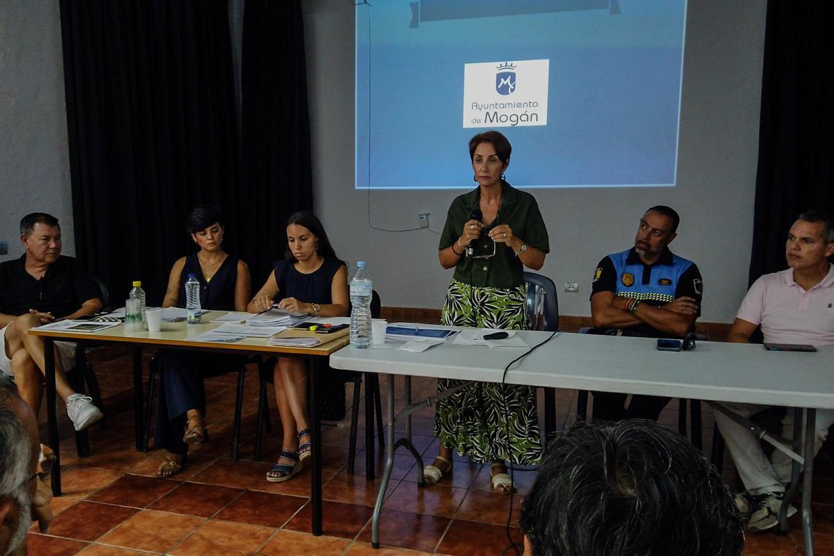 La alcaldesa de Mogán, Onalia Bueno, junto a técnicos del Ayuntamiento y Policía Local.