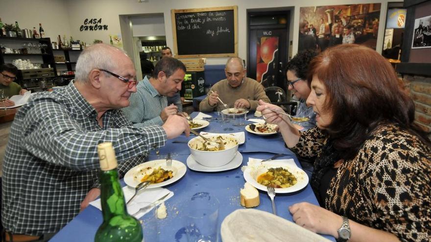 Comensales degustando el pote en las jornadas del año pasado.