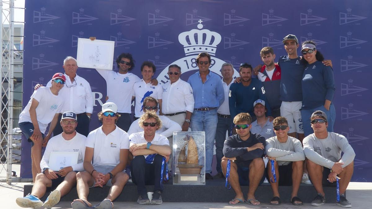 Foto de familia de los ganadores del Trofeo del Autonómico de Monotipos por Clubes 2023.