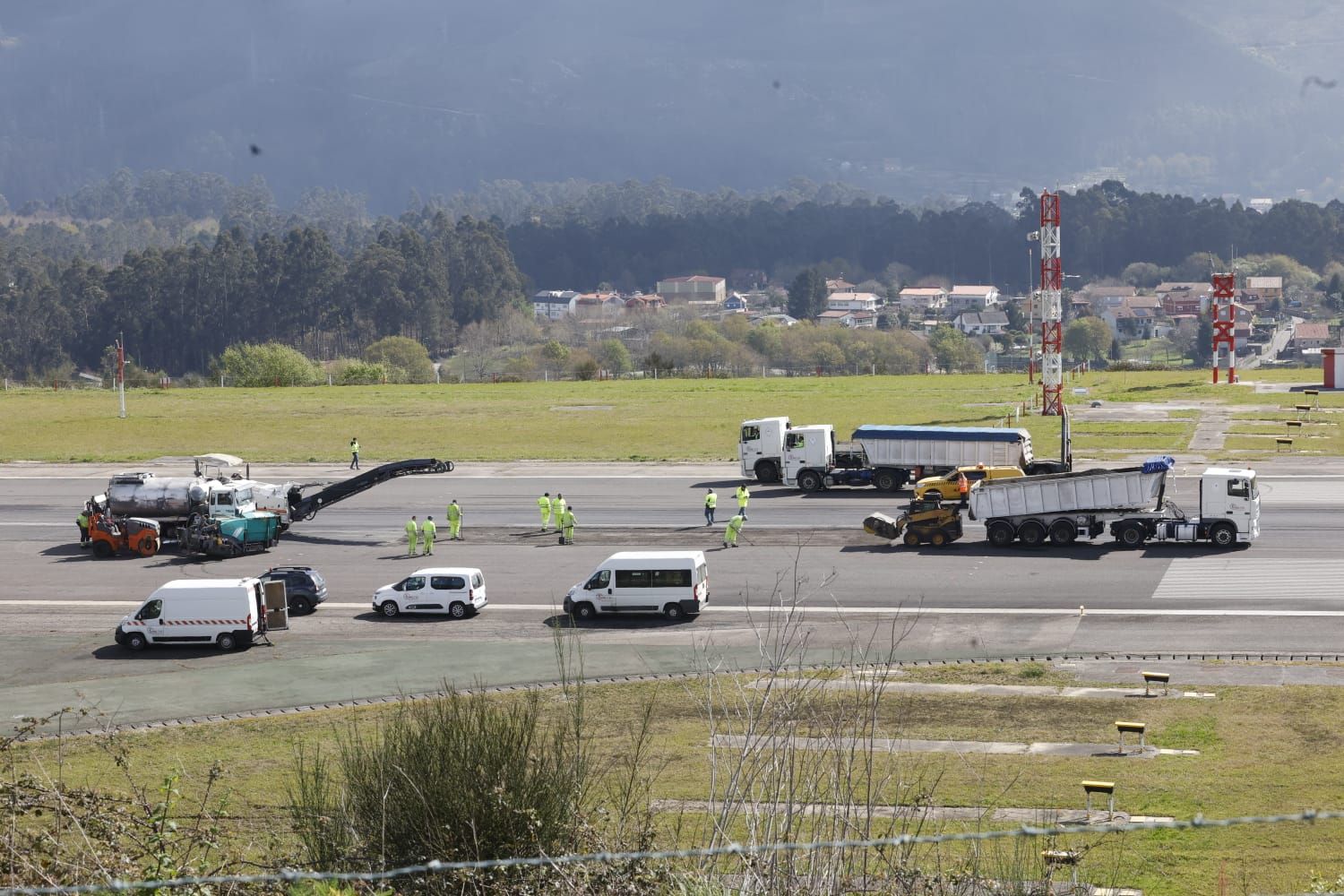 Asfaltan el socavón que obligó a cerrar el aeropuerto de Vigo