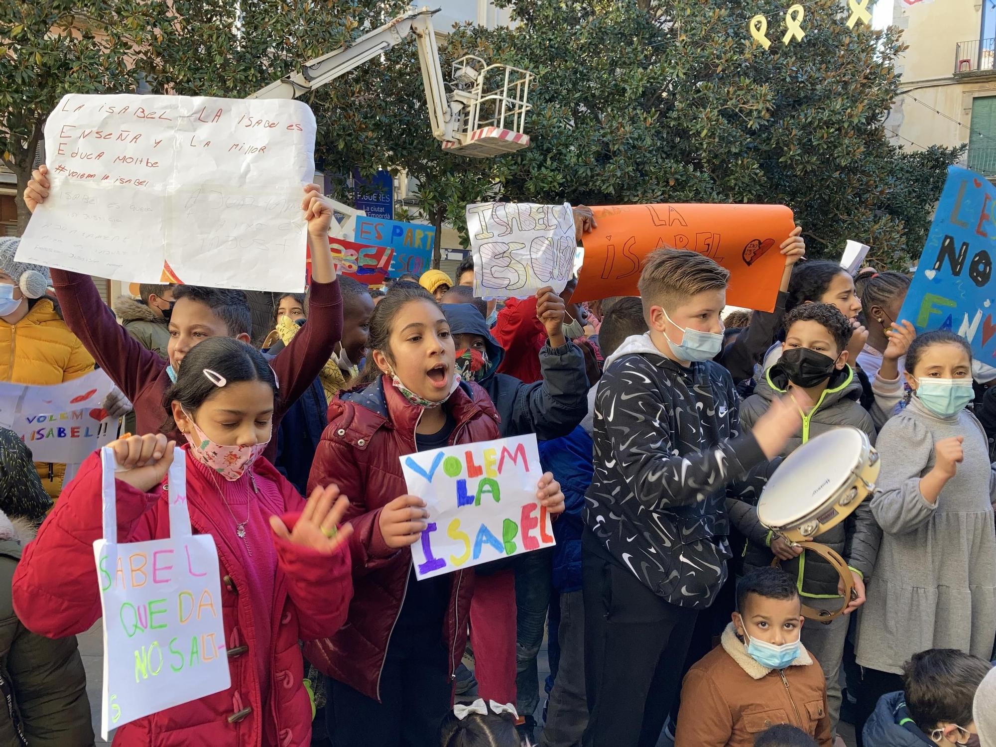 Protesta de l'Escola Anicet de Pagès davant l'Ajuntament de Figueres en defensa de la seva conserge