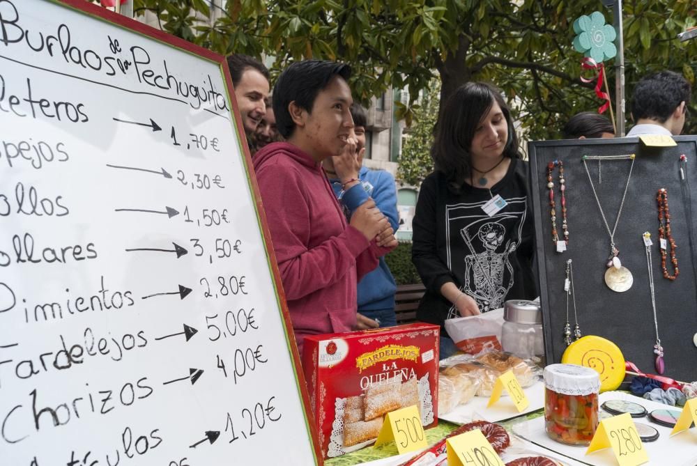 Mercadillo de escolares en el Paseo de Los Álamos de Oviedo