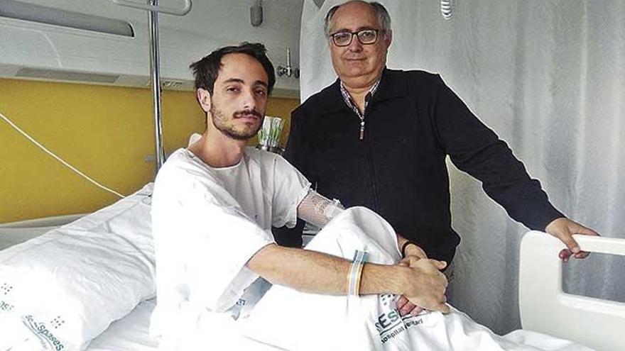 El joven Jaume Mateu, junto a su padre, en la habitaciÃ³n de Son Espases donde permanece ingresado.