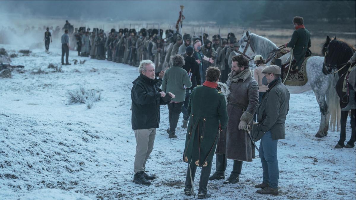 Ridley Scott da instrucciones durante el rodaje de una de las escenas de batalla de 'Napoleón'.
