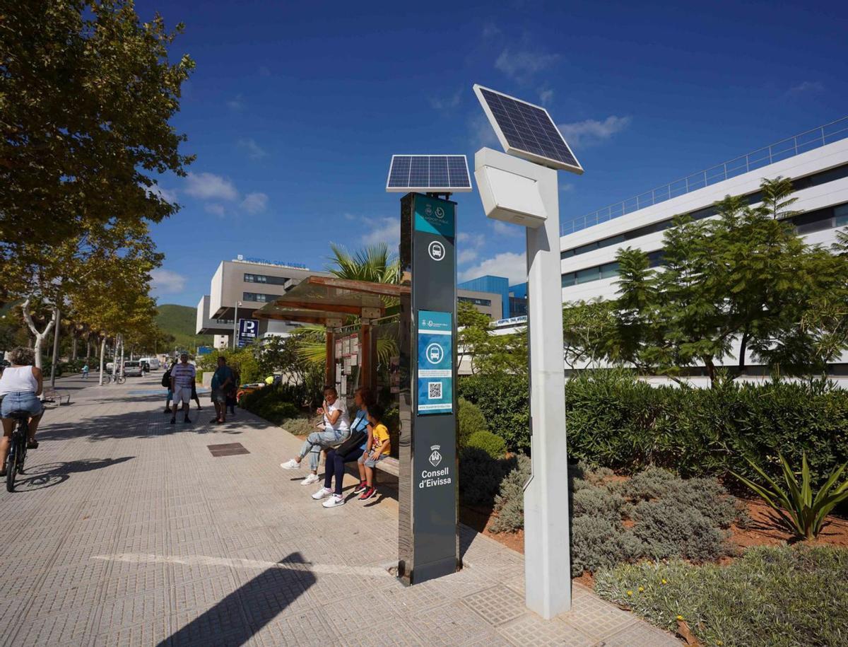 Las paradas de bus inteligentes de Ibiza cuentan con «tecnología obsoleta» que no sirve