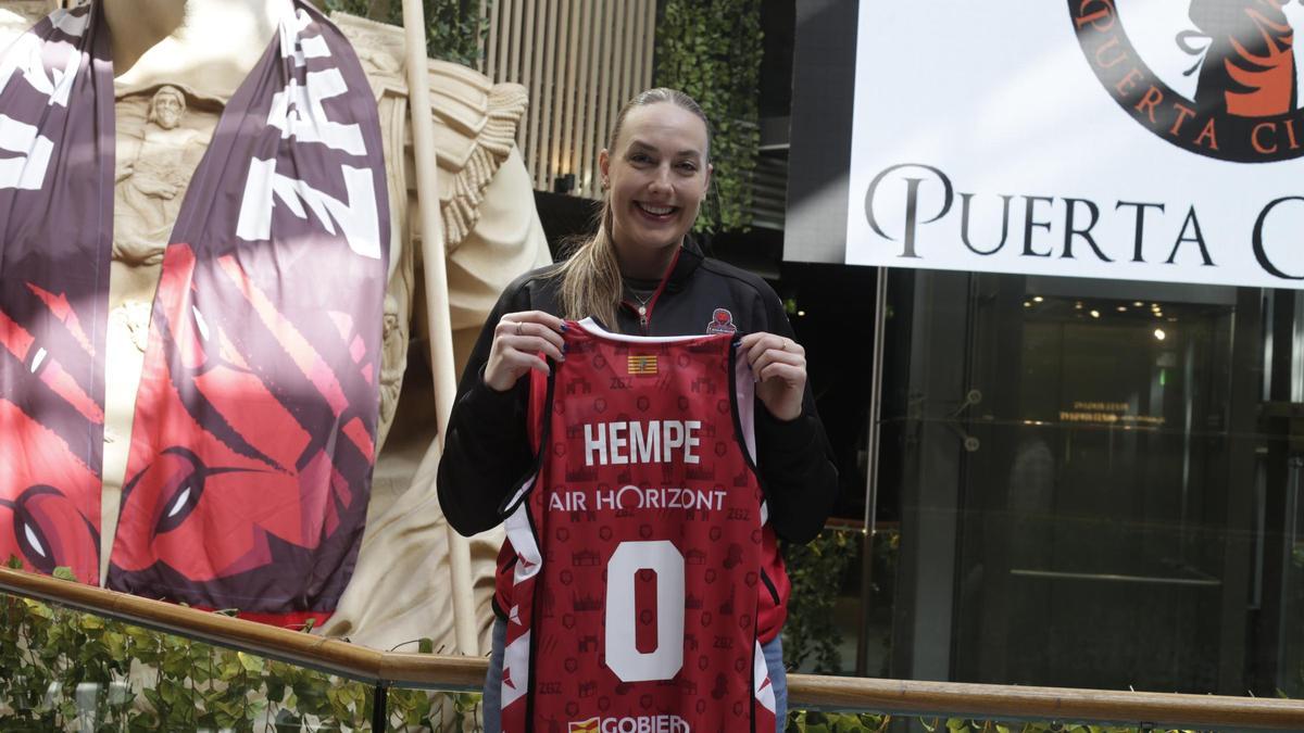 Hempe posa con la camiseta del Casademont en su presentación