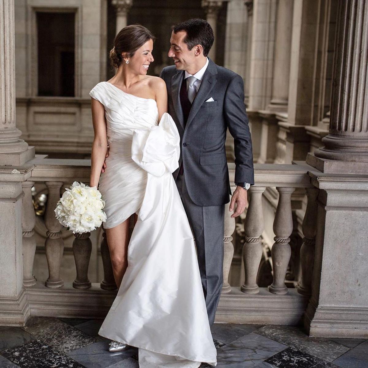 Vestido de novia corto con gran cola de Ze García