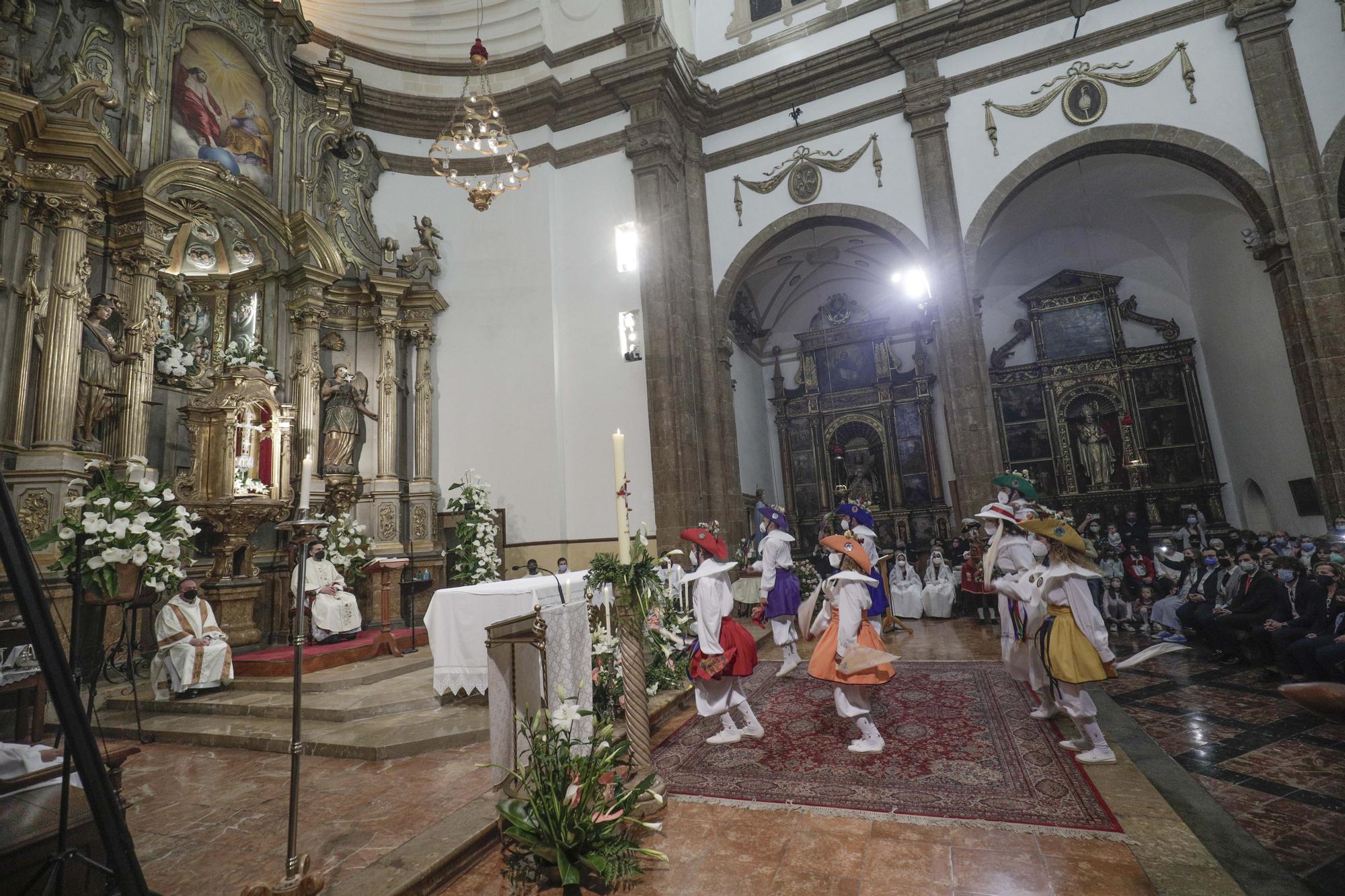 Las primeras mujeres 'cossieres' bailan en Inca por Pascua