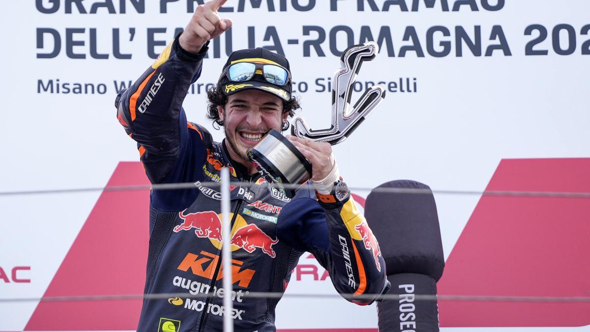 Celestino Vietti celebra su victoria en el GP de la Emilia Romaña.