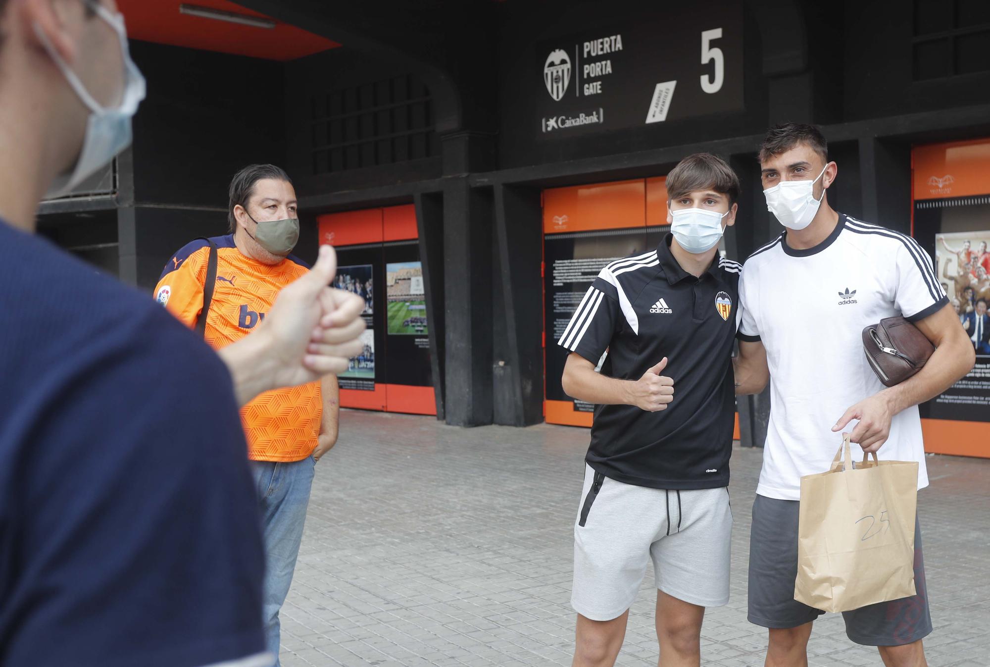 La afición valencianista se vuelca con el equipo a la salida de Mestalla