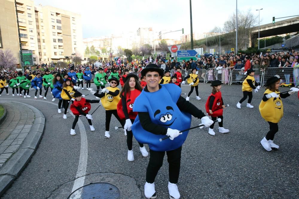 Miles de personas se congregan en el centro de la ciudad para seguir la marcha de las 28 agrupaciones que desfilaron entre Isaac Peral y la Porta do Sol.