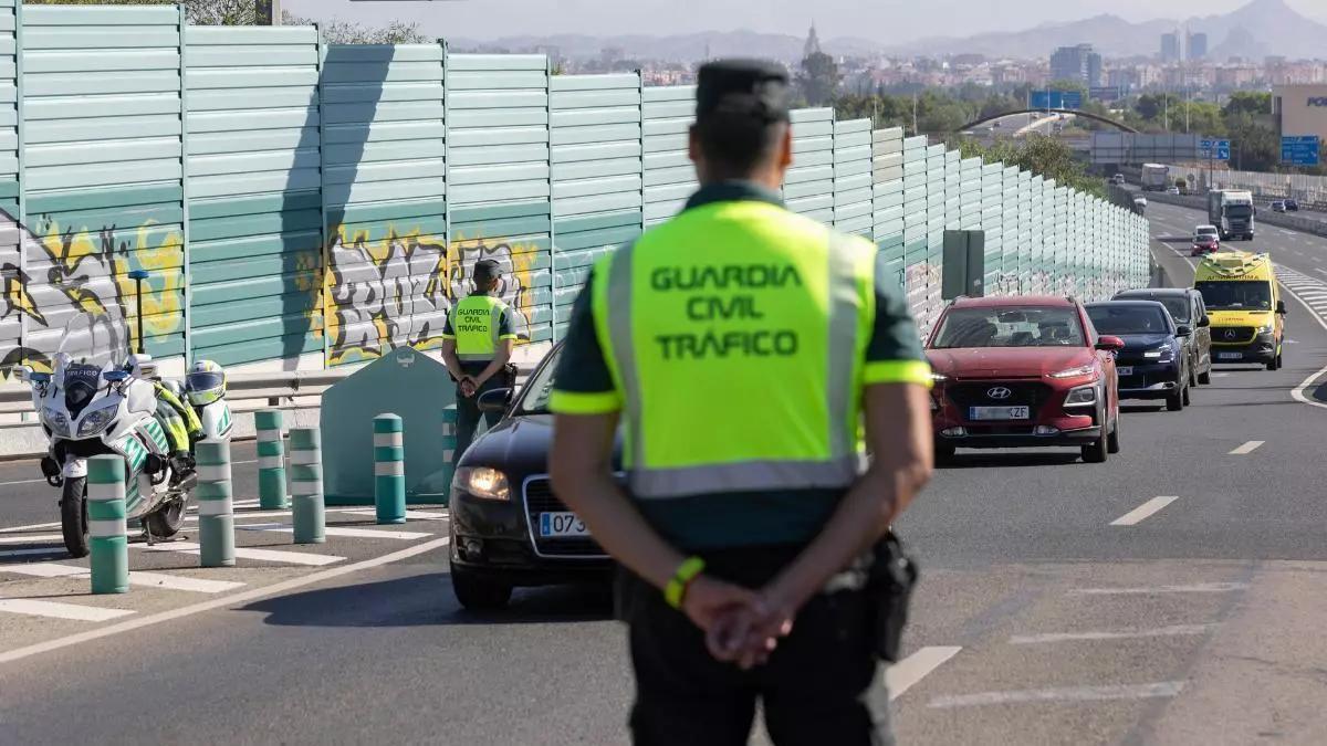 Multado con 200 euros por viajar solo en el coche pese a llevar la etiqueta ZBE: la Guardia Civil extrema la vigilancia dentro del vehículo